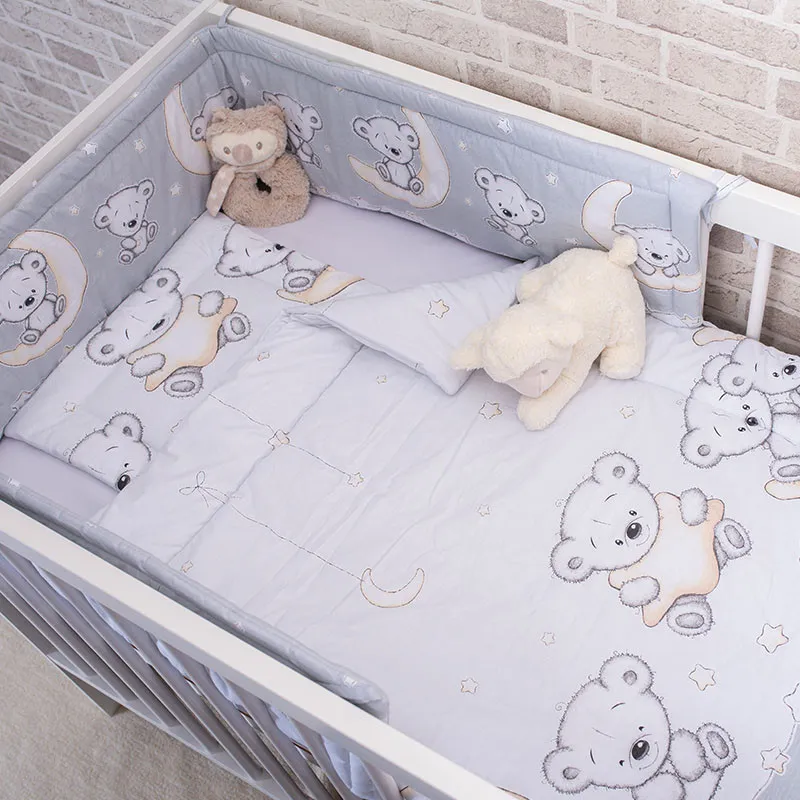 DOMBABY 3 részes ágynemű garnitúra fejvédővel MACIS SZÜRKE